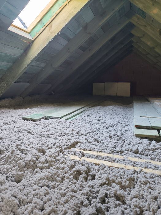 Ocieplenie poddasza, naprawa izolacji w jeden dzień; celuloza Thermofloc F λ 0,037