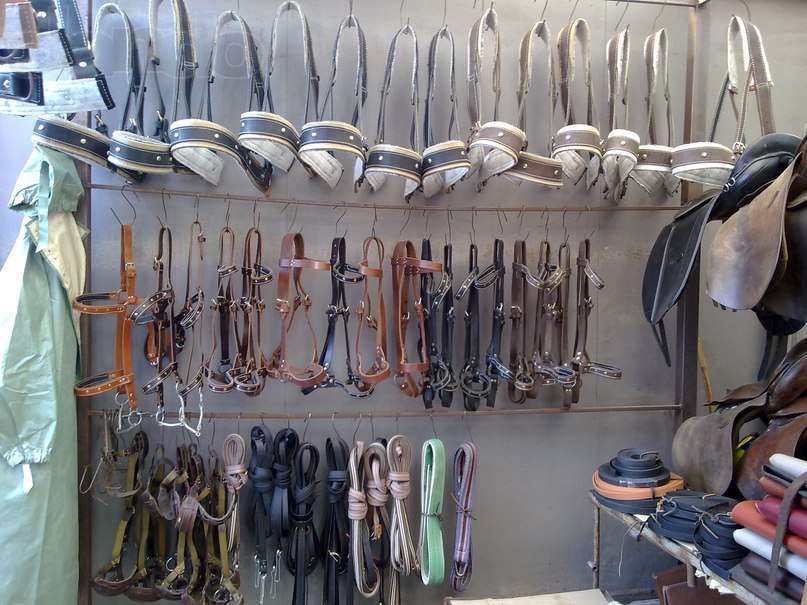 продам кінну упряж (збрую кінну) сідла шкіряні