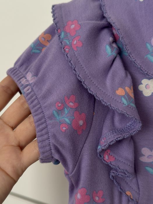 Сукня красивого фіолетового кольору з квітами