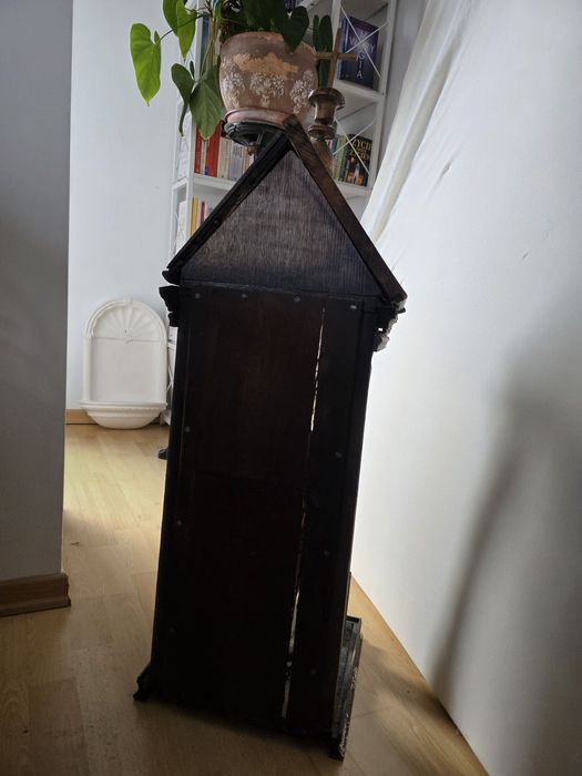 Stara, retro kapliczka święta, drewniana, święta figura, Jezus,