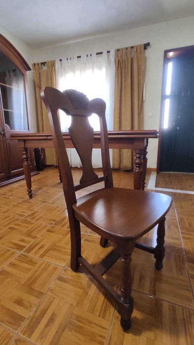 Mesa e cadeiras de sala de jantar