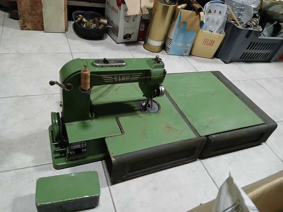 Antiga maquina de costura de fabrico Suiço