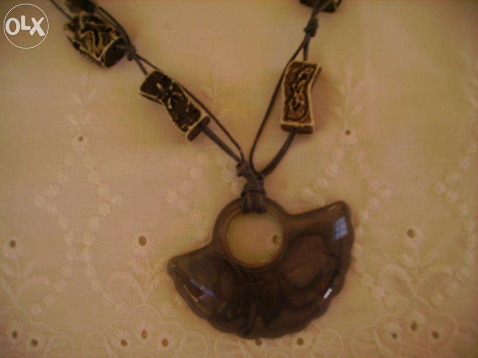 Colar Cinzento, com efeito moderno! Acessório indispensável!