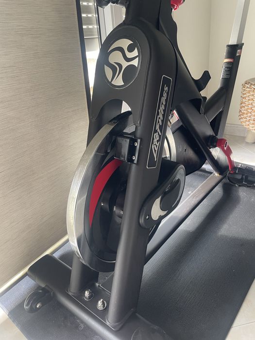 Life Fitness IC2 Indoor Cycling Bike + Mat & Cleaning Kit. Pickup only