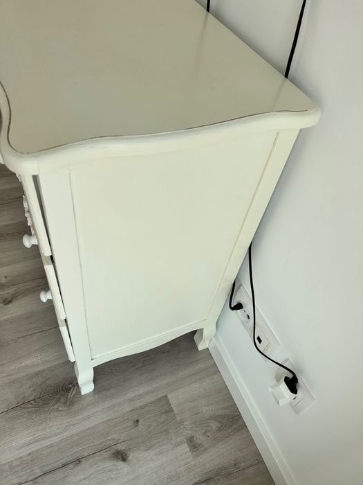 Cómoda em madeira branca