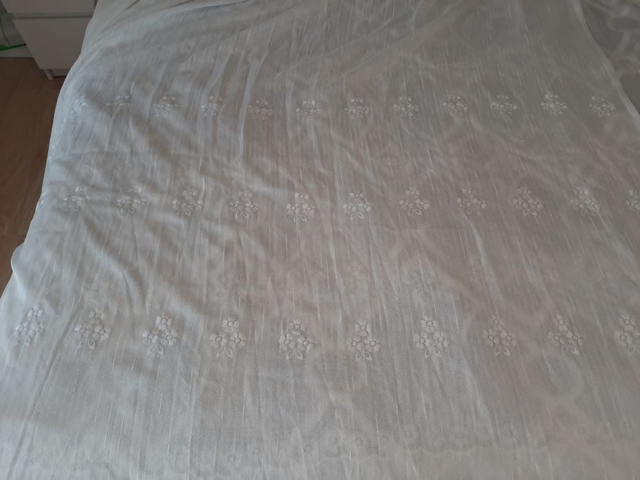 Vende se Cortinado inteiro cor branca com bordados de seda com flores
