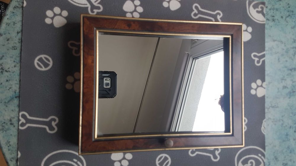 Drewniany wieszak na klucze z lustrem,