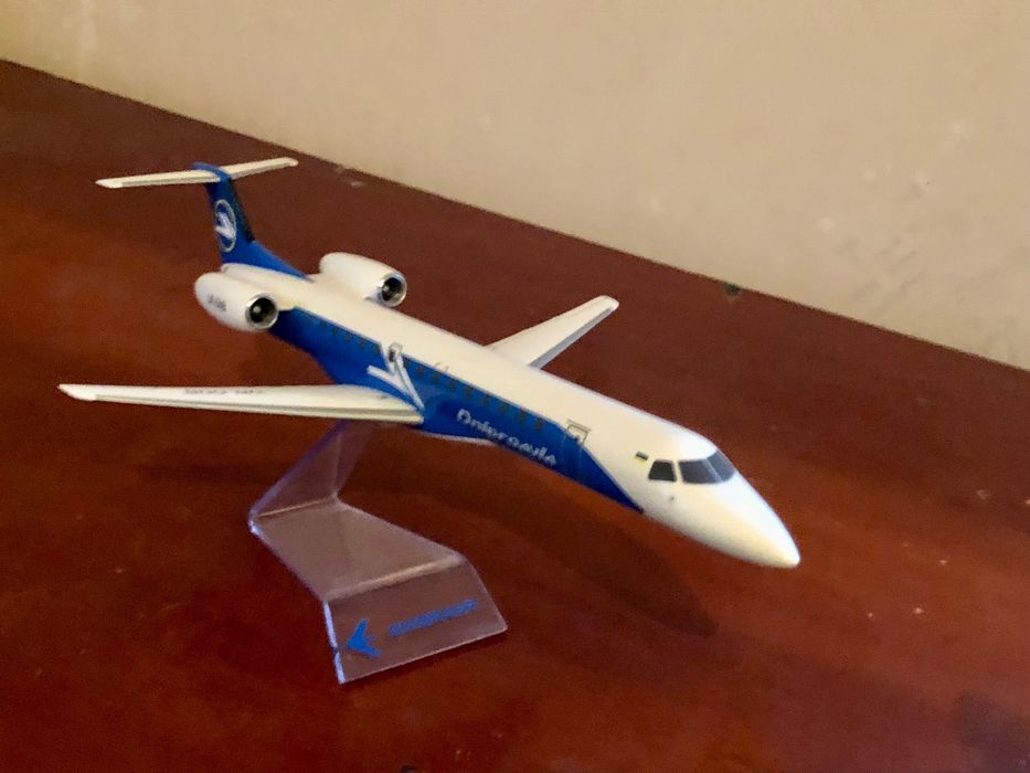 Модель літака самолета Emb -145 АК Днеправиа  Масштаб 1:100