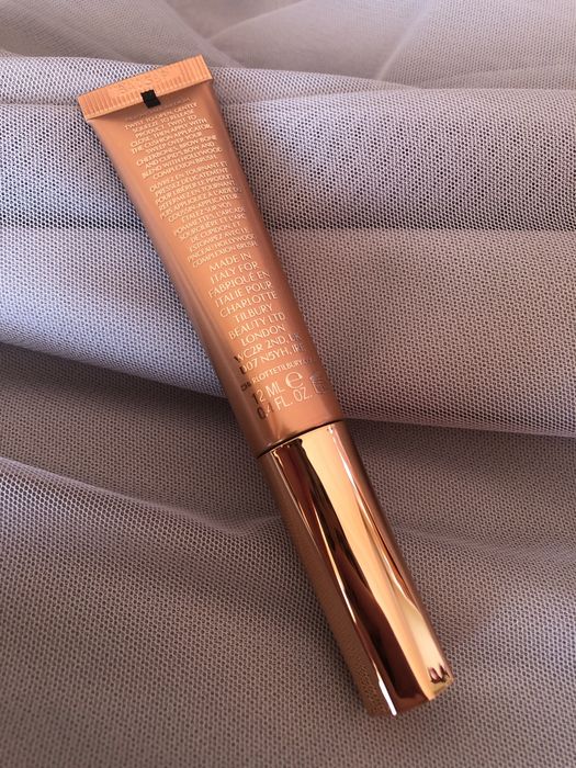 Nowy kultowy róż rozświetlacz Beauty Light Wand  Pillow talk Medium Charlotte Tilbury