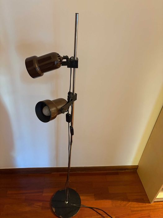 candeeiro vintage de pé dois focos castanho