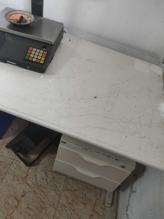 Mesa de escritório com quatro gavetas