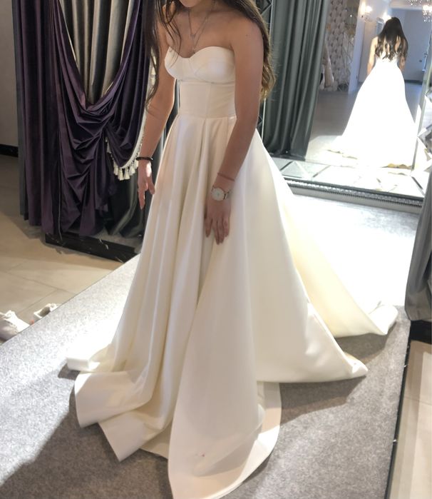 Сукня зі шлейфом