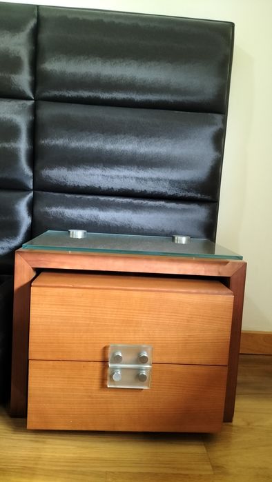 Quarto em cerejeira com cama estofada