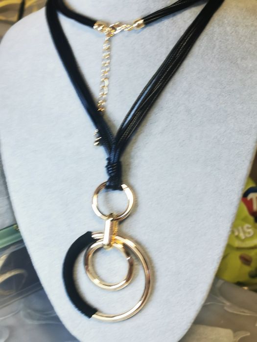 Długi wisior w kolorach czerni i złota