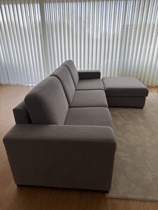 Sofá de 3 lugares mais pufe