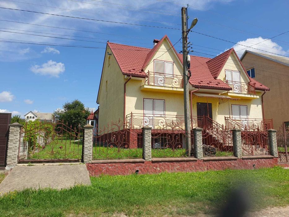 Продаж сучасного будинку 281 м² з панорамною терасою, каміном та видом на місто!