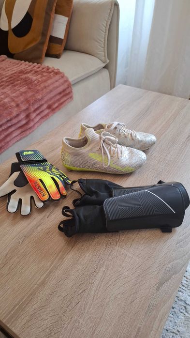 Kit de futebol para criança; chuteiras, caneleiras, luvas