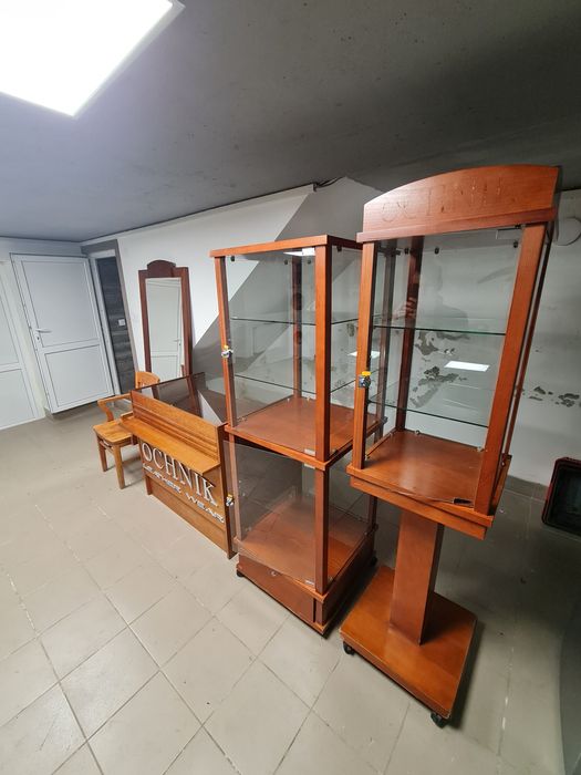 Продам меблі в магазин (стелажі,стіл,дзеркало,крісло) все як на фото