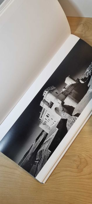Livro panorâmico: "Castillos" de Helmut Hirler