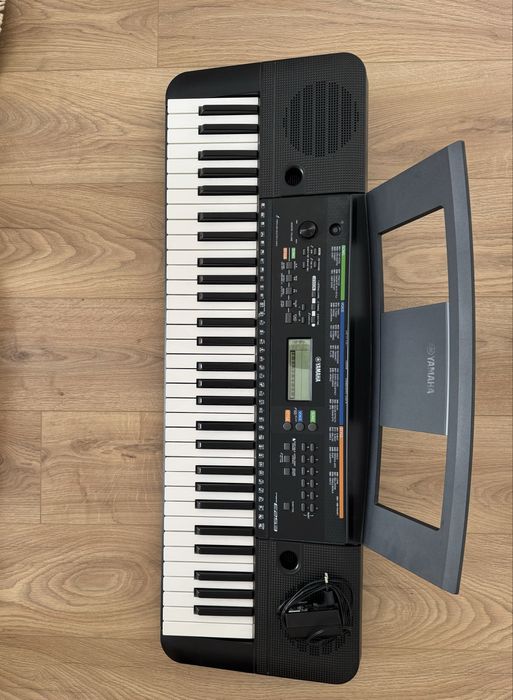 Piano Yamaha PSR-E253 + suporte