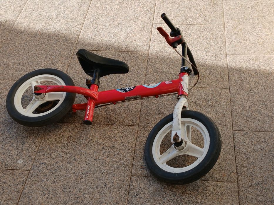 Vendo BICICLETA sem PEDAIS em metal a funcionar bem. Possibilidade de entrega