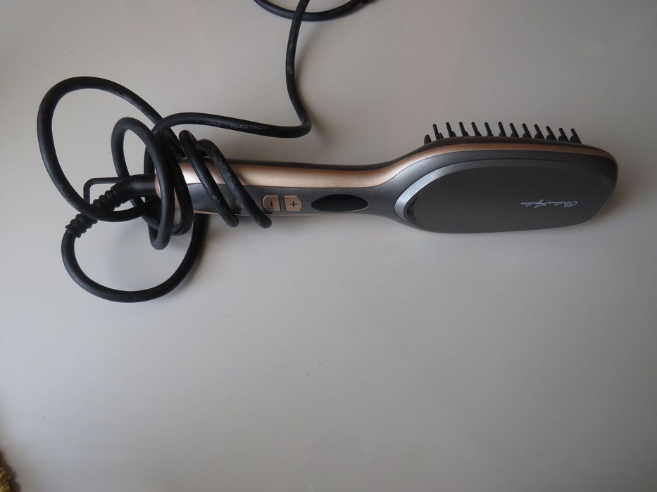 Escova de alisar cabelo com keratina.