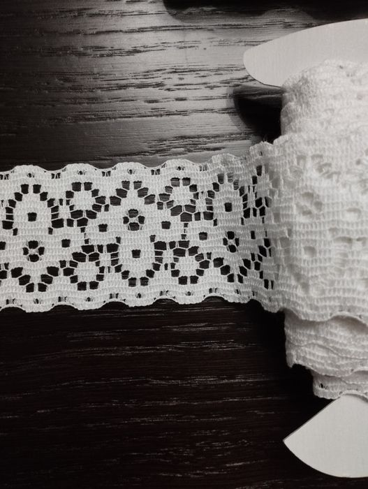 Wstawka biała ozdobna szer 6 cm. 14,5 metra.