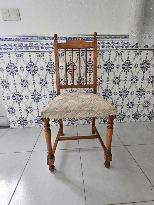 Conjunto de quarto clássico em madeira — cama, guarda fato ...