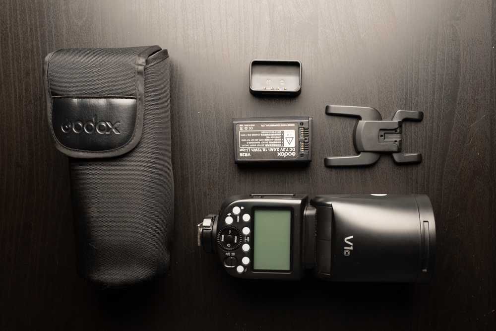 Godox V1C - Speedlight Flash + Kit de Acessórios