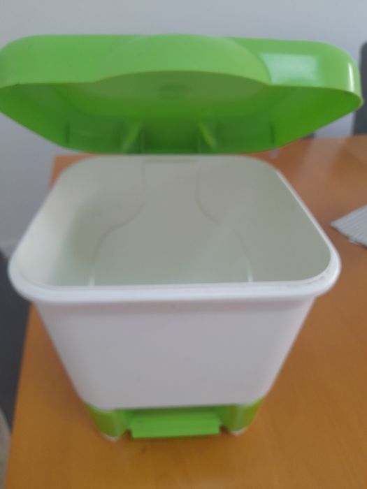 Balde de plástico branco e verde.