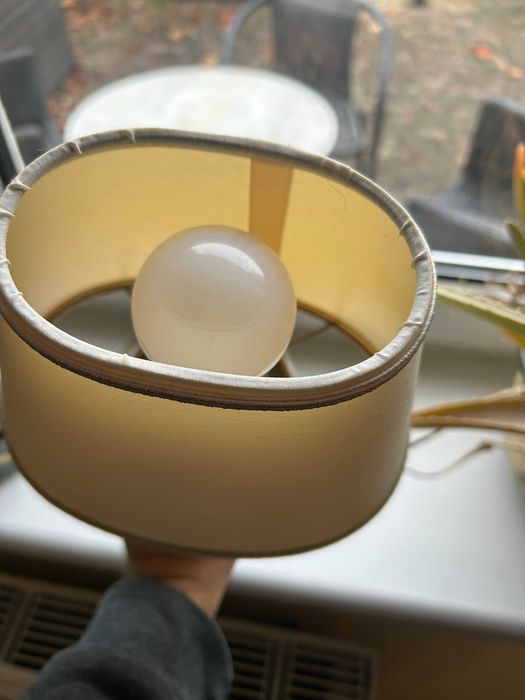 Zabytkowa antyczna mała lampa na komode