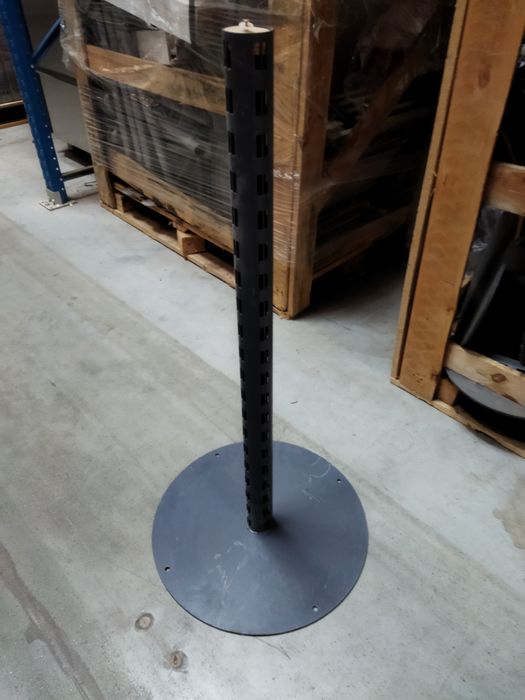 Słupki metalowe z podstawą spawane