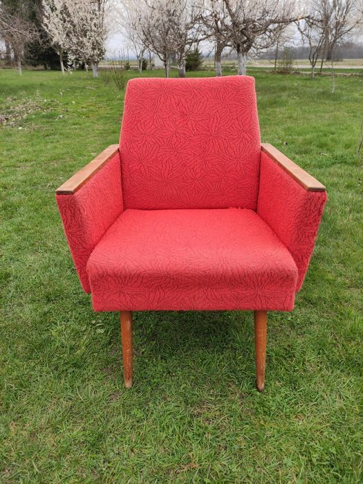 Czerwony fotel kubełkowy z podłokietnikami vintage retro PRL DDR