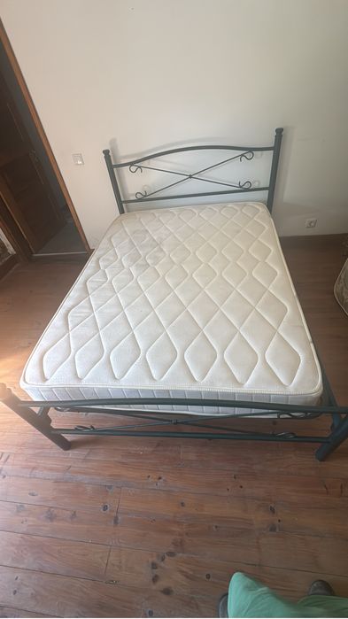 Cama com estrado e colchao