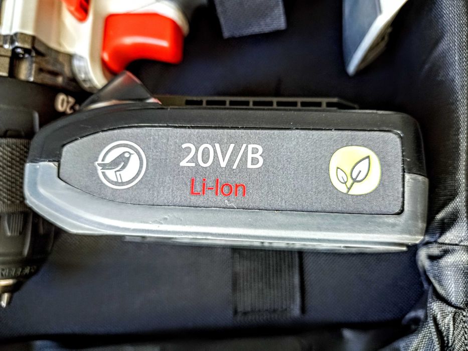 Aparafusadora eléctrica+mala+carregador+2 baterias.Qualidade,durável.