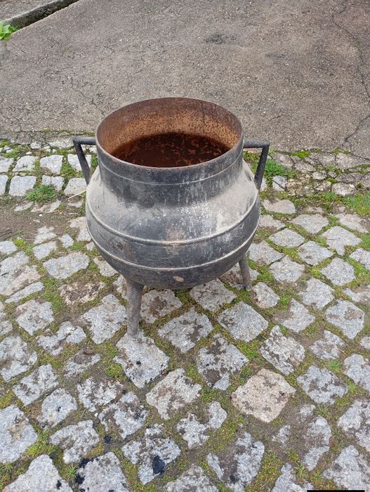 Vendo esta panela antiga muita bonita