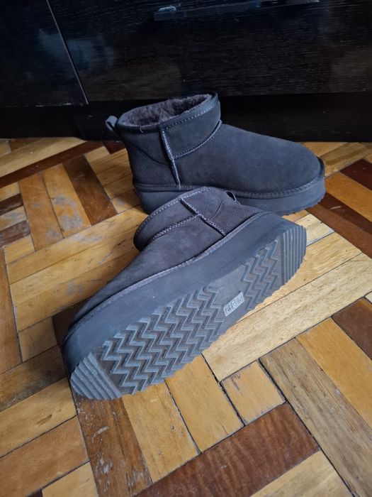 Продам угги с  Reserved