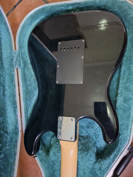 Guitarra Maison Preta c/estojo rigido