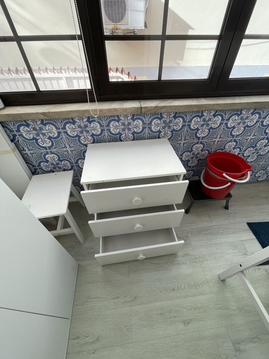 Pequena cómoda com três gavetas