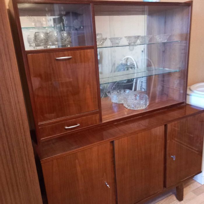 Kredens drewniany, lata 70 PRL