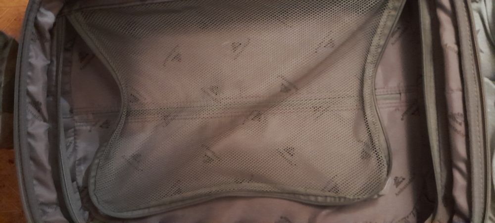 Продам чемодан пластиковый