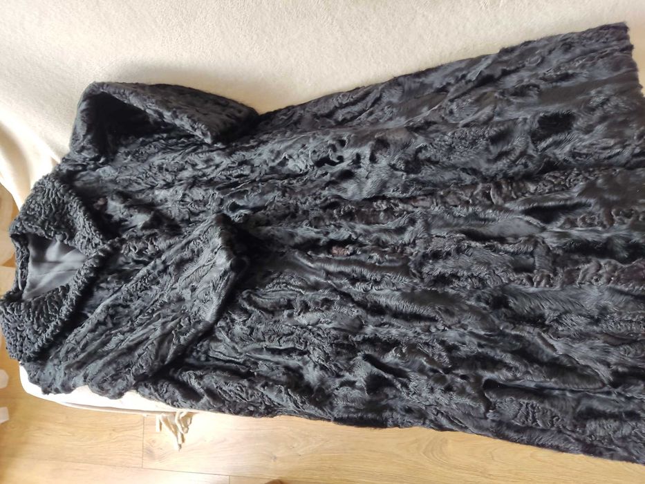 Czarne futro karakuły łapki