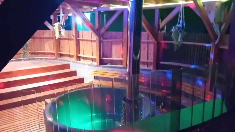 Domek z balią i salą na imprezy i przyjęcia