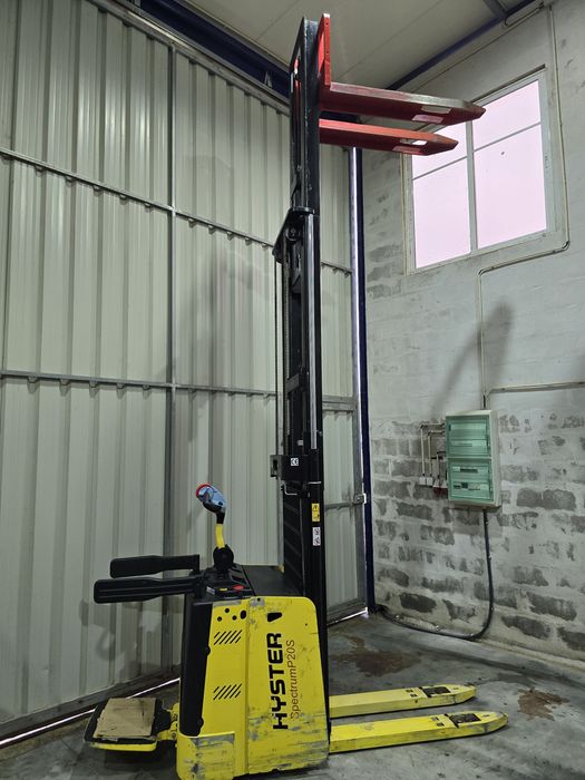 Porta-Paletes Elétrico Triplex Marca Hyster