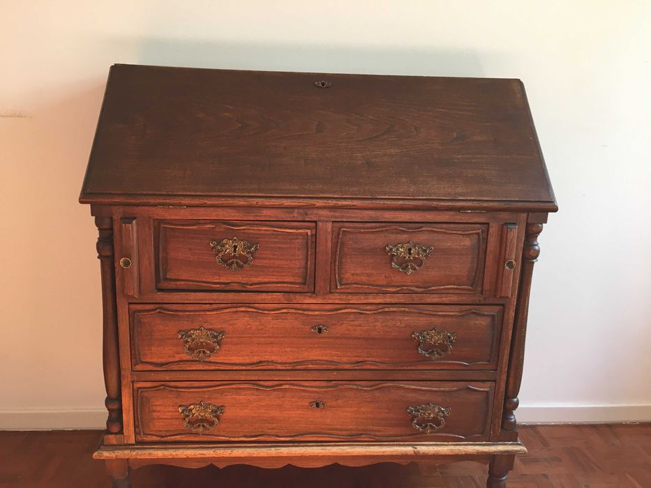 Escrivaninha de madeira