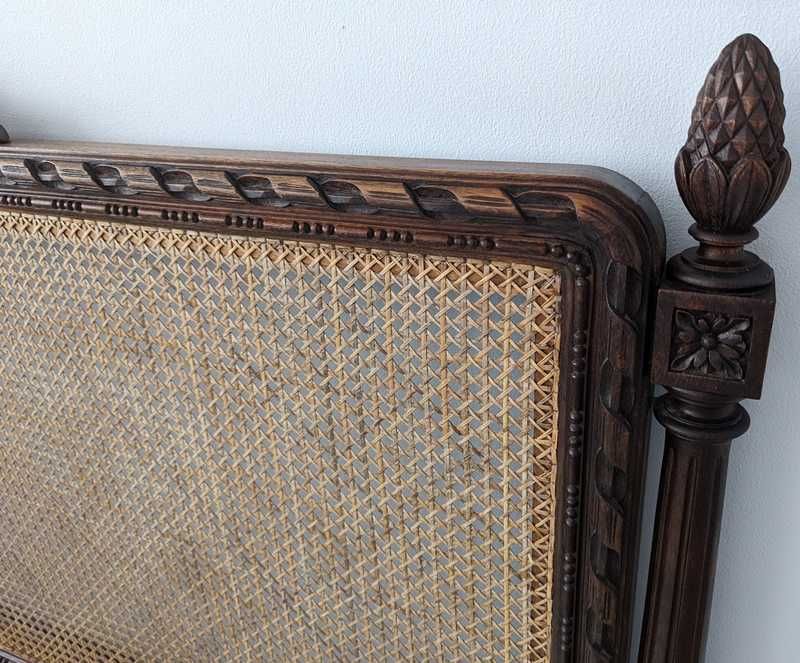 Mobília de quarto de madeira maciça.