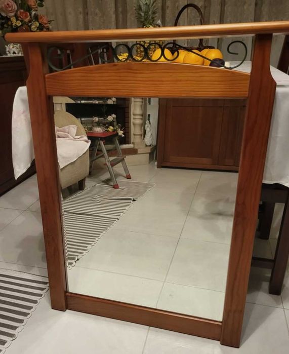 Espelho com moldura de madeira maçica