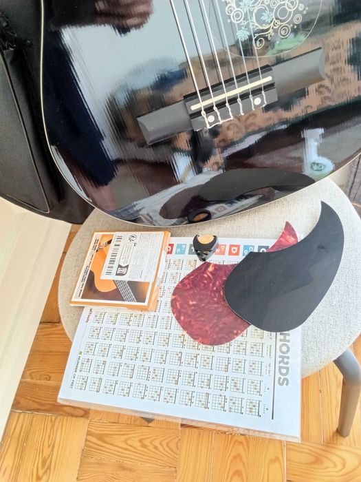 Violão com todos esses acessorios