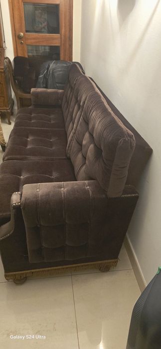Sofá de veludo castanho 4 lugares. Faz Sofá Cama de casal.