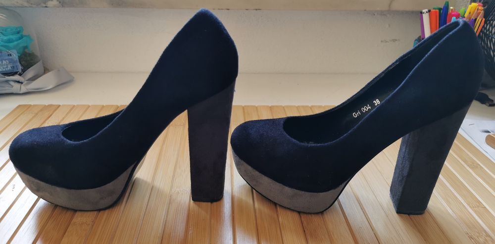 Sapatos de Salto Preto